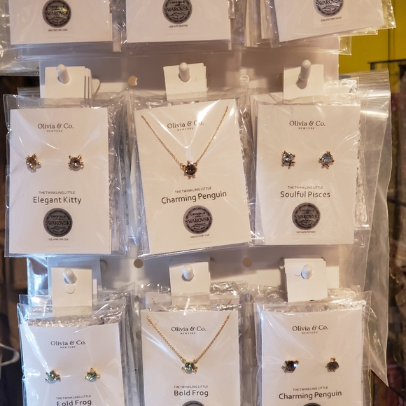 Earings and necklaces - Picture 2 of 3